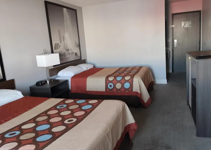 Super 8 By Wyndham Hotel *